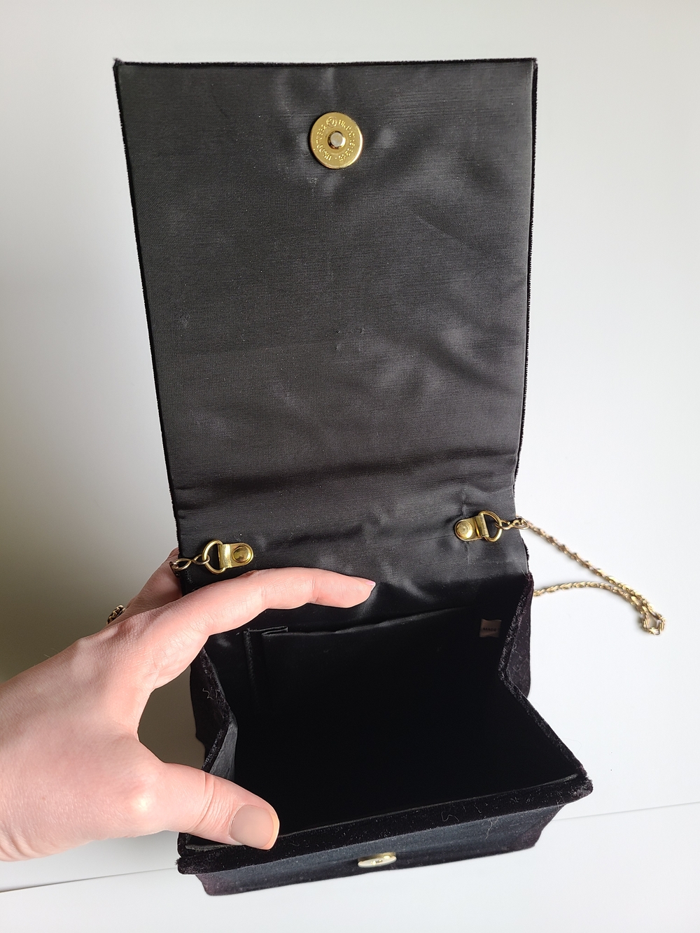Vintage Elegant Black Velvet Handbag with Gold Accent - Picture 2 of 5